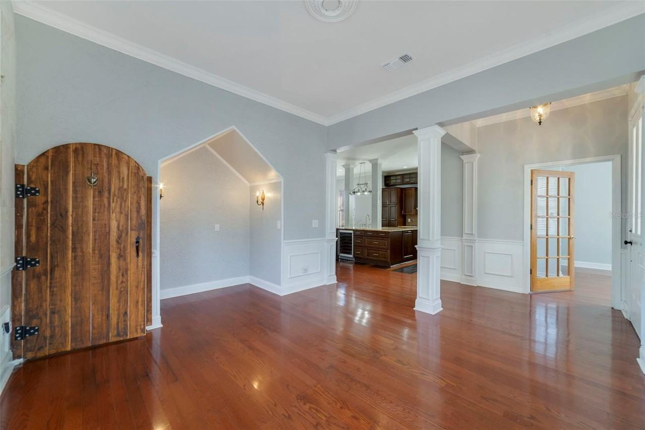 205 N Village St - Photo 6 of 37