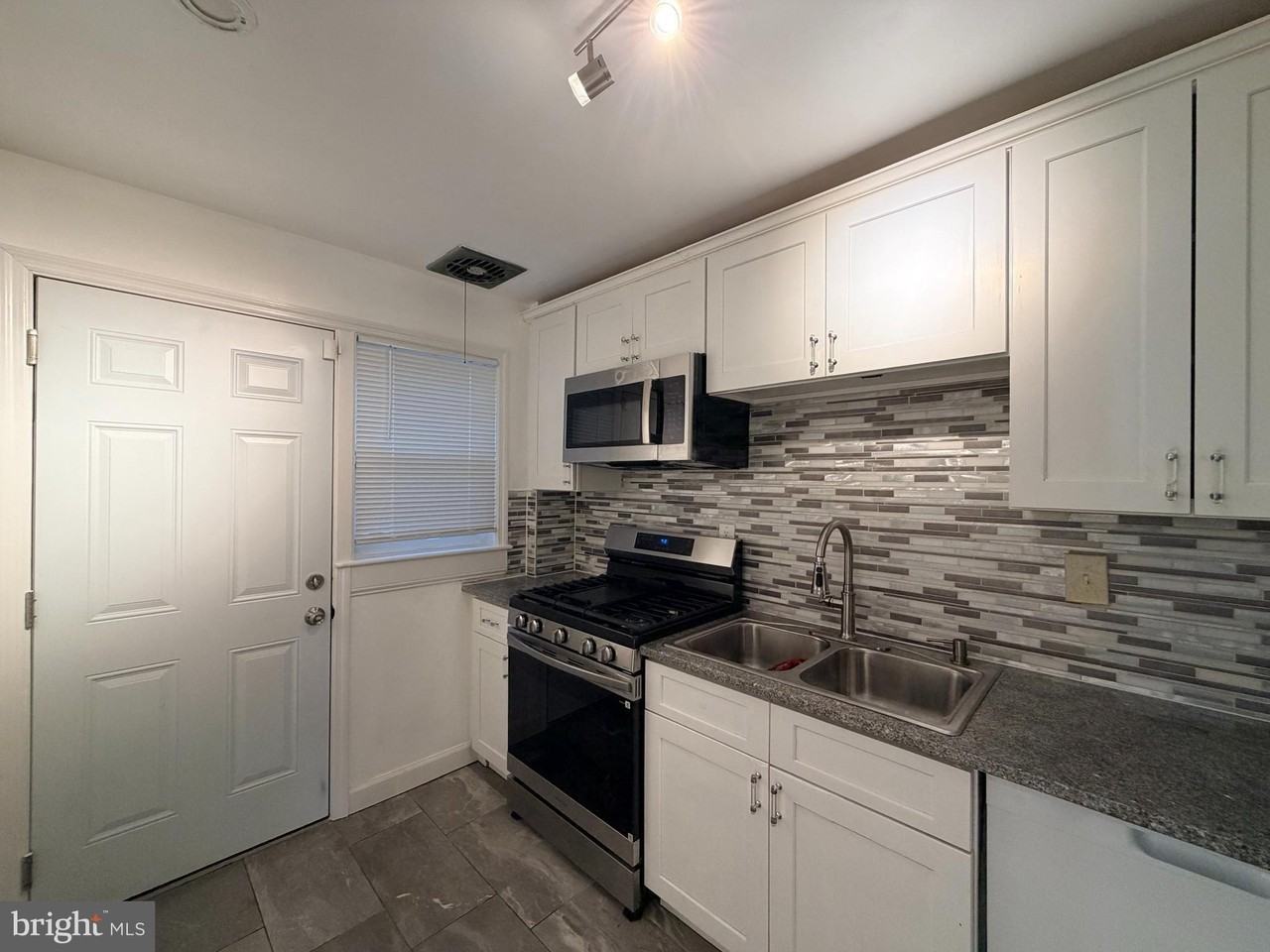 1262 Halstead Rd - Photo 6 of 12