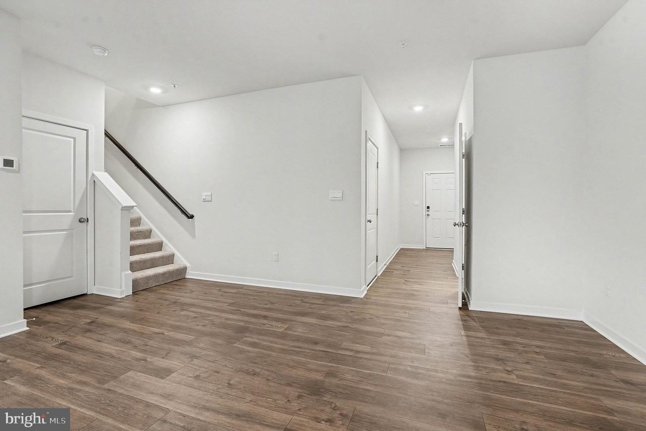 173 Correri St - Photo 5 of 28