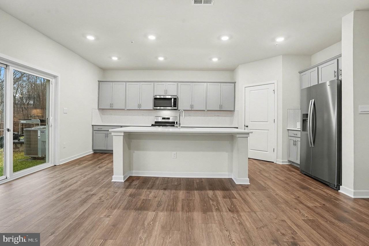 173 Correri St - Photo 6 of 28