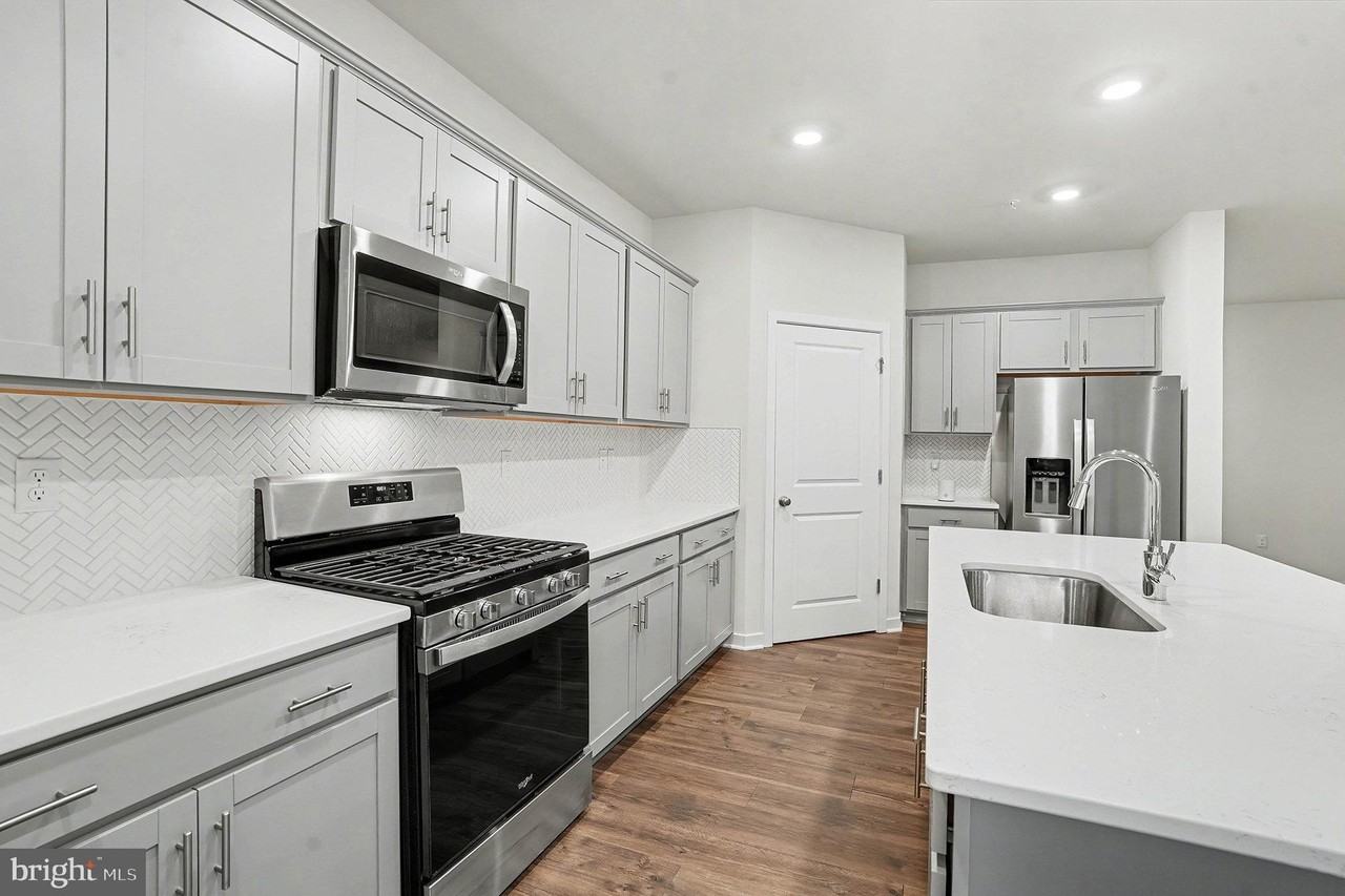 173 Correri St - Photo 7 of 28