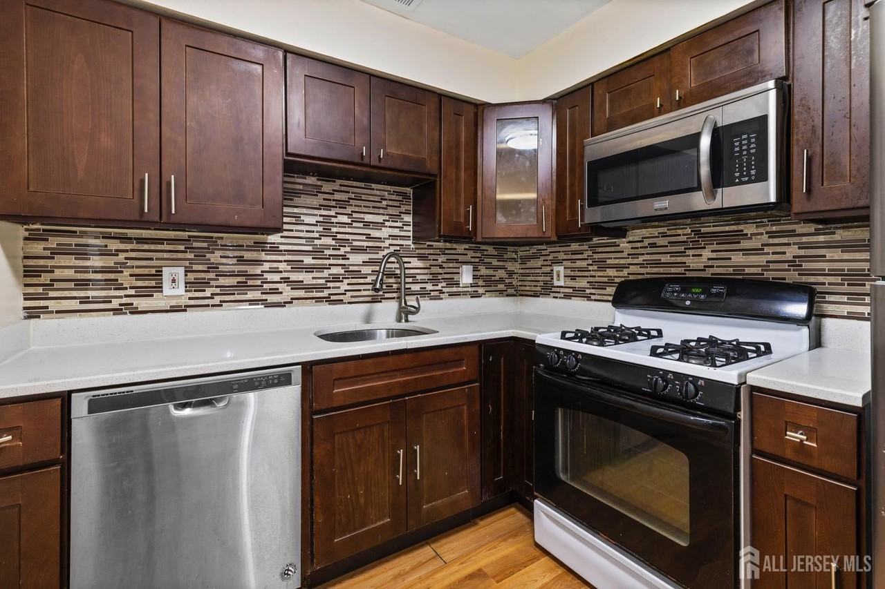 828 Waterford Dr - Photo 3 of 27