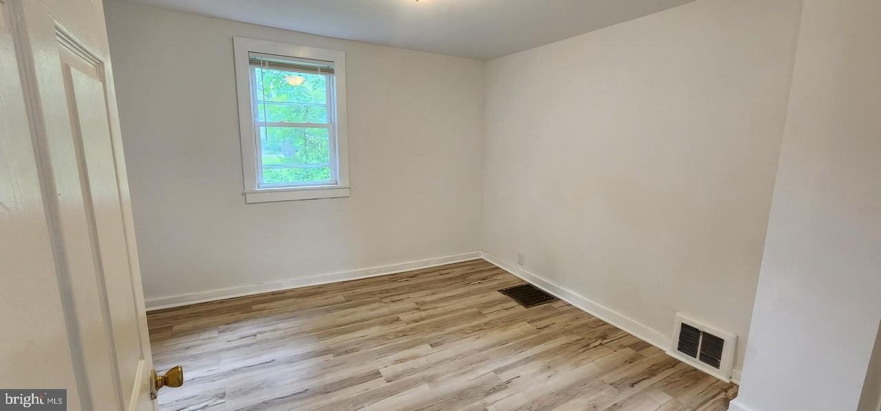 229 Berks St - Photo 6 of 13