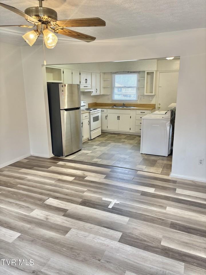 107 N Creek Dr Apt 12 #12 - Photo 2 of 8