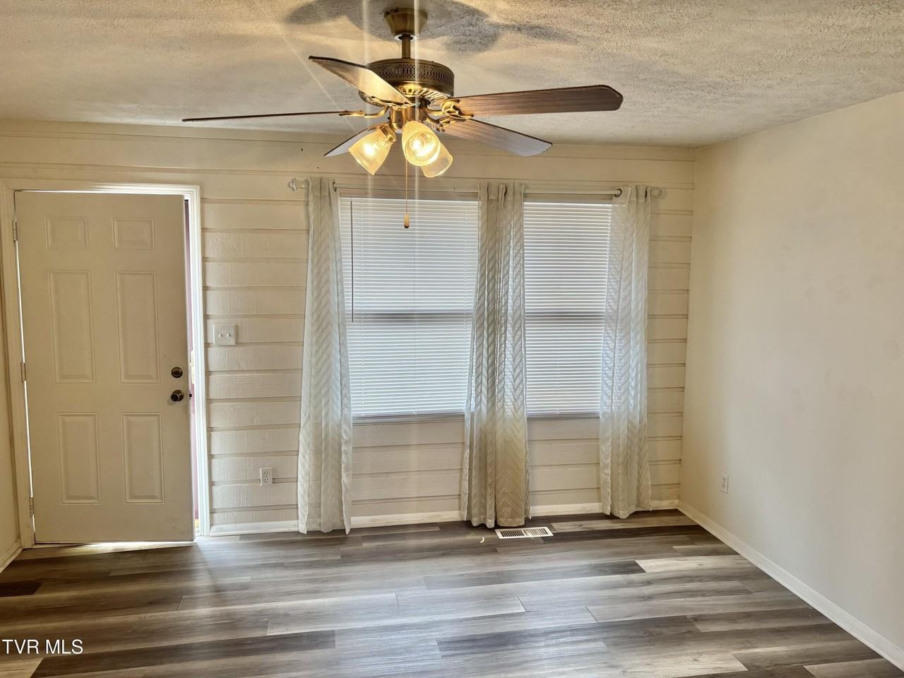 107 N Creek Dr Apt 12 #12 - Photo 3 of 8