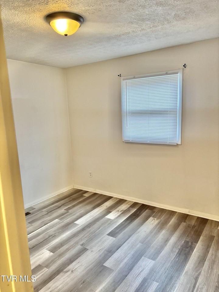 107 N Creek Dr Apt 12 #12 - Photo 6 of 8