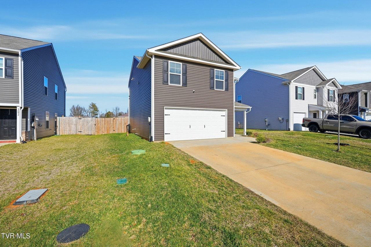 3086 Nicole Cir - Photo 2 of 37