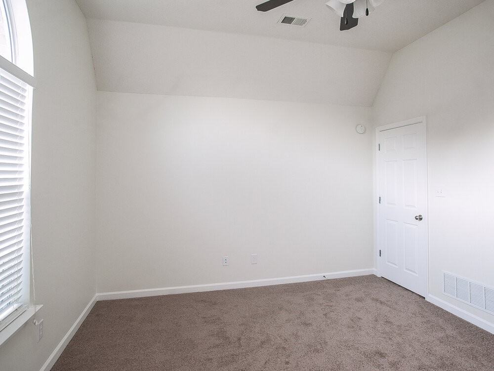 5810 Bedford Loop E - Photo 3 of 15