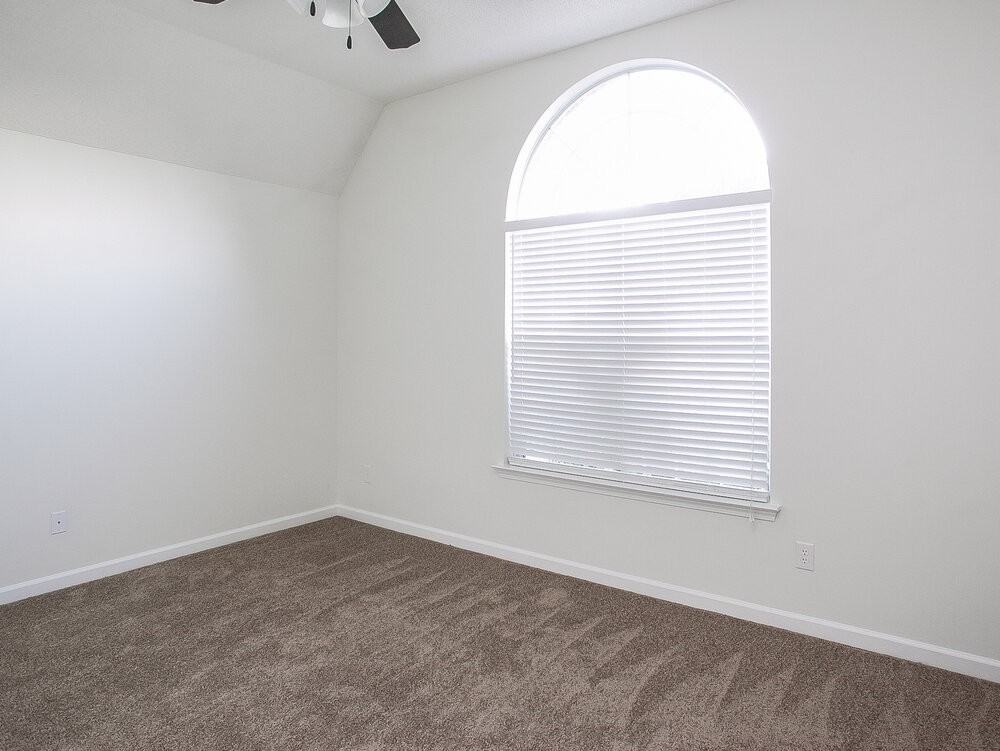 5810 Bedford Loop E - Photo 4 of 15