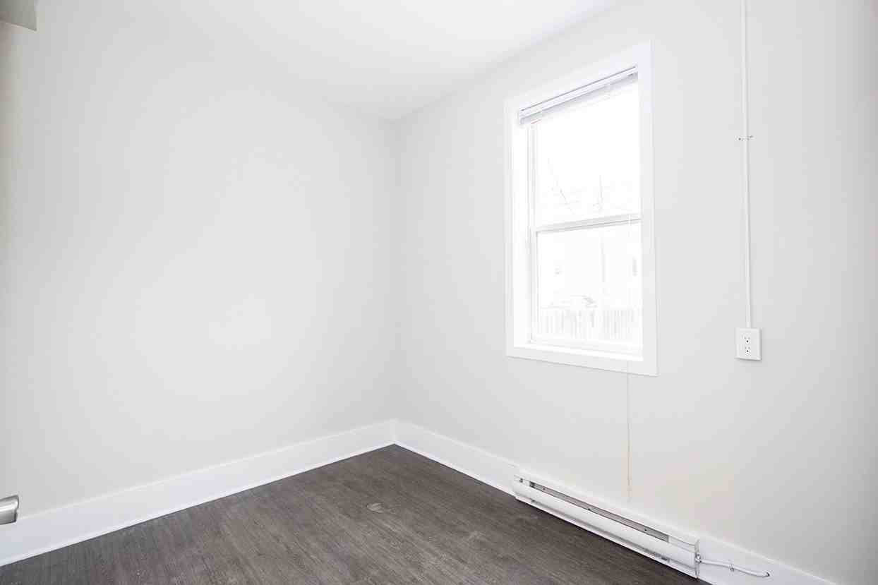 309 Enfield Crescent - Photo 5 of 14