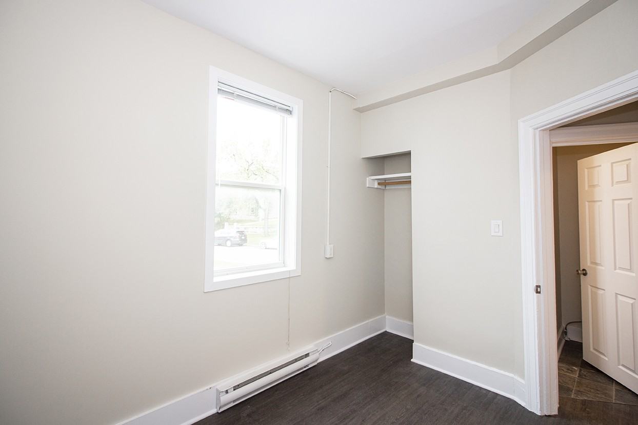 309 Enfield Crescent - Photo 6 of 14