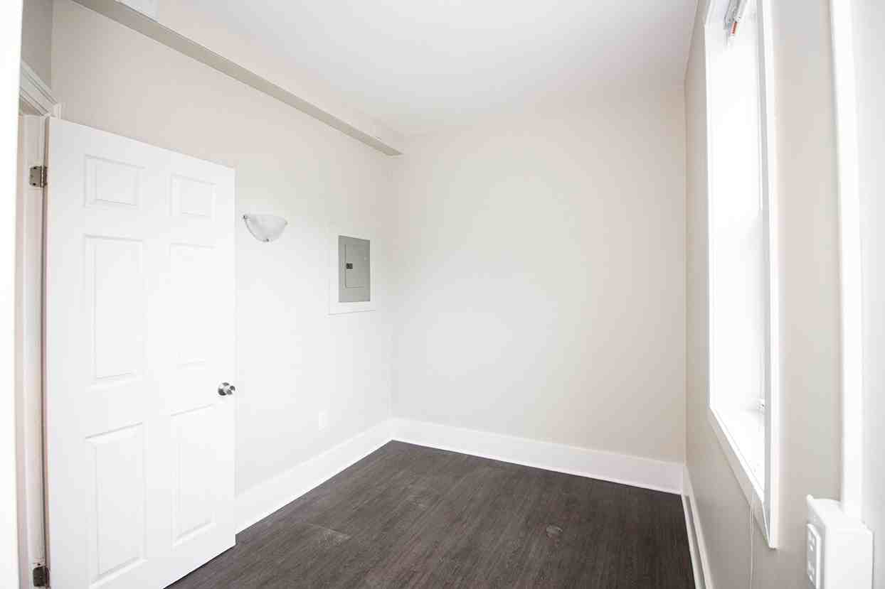 309 Enfield Crescent - Photo 7 of 14