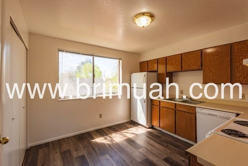 4727 Southeast - Photo 4 of 14