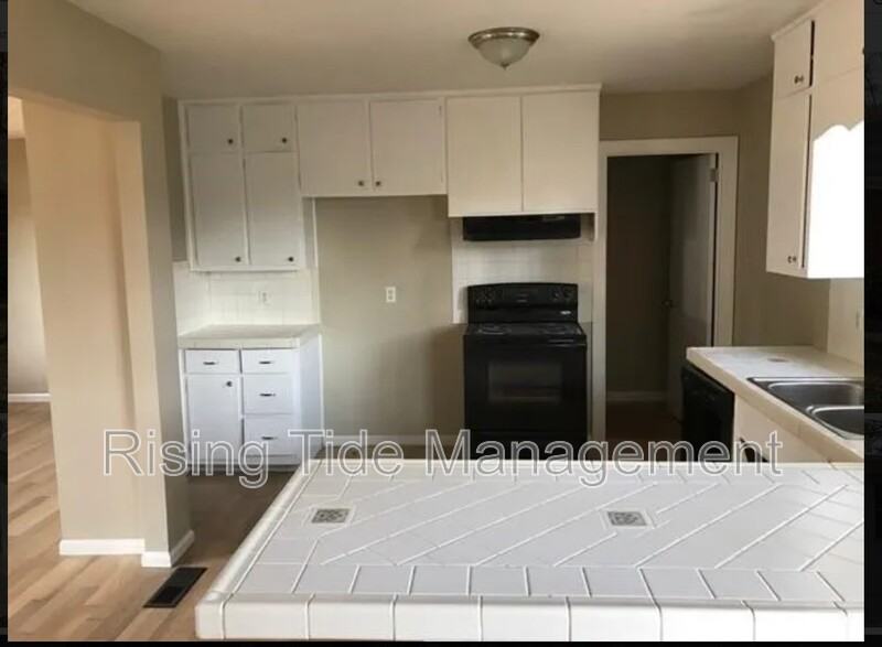 245 Tanglewood Cir - Photo 3 of 6