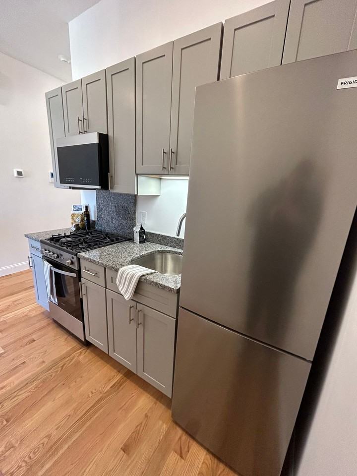 CHELSEA/BOSTON NO BROKER FEES BRAND NEW LUXURY OVERSIZED ONE BEDROOM WITH HOT WATER INCLUDED! - Photo 2 of 17