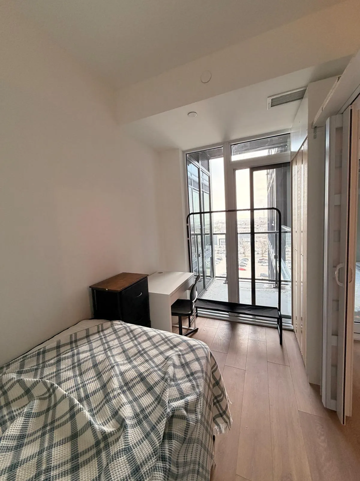 1037 The Queensway - Photo 2 of 11
