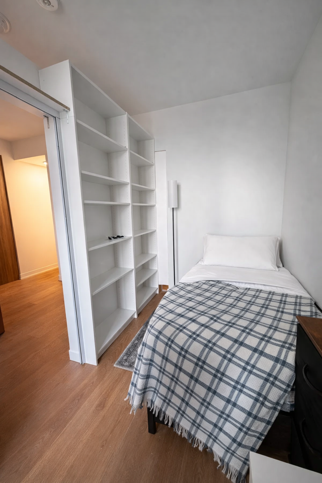 1037 The Queensway - Photo 3 of 11
