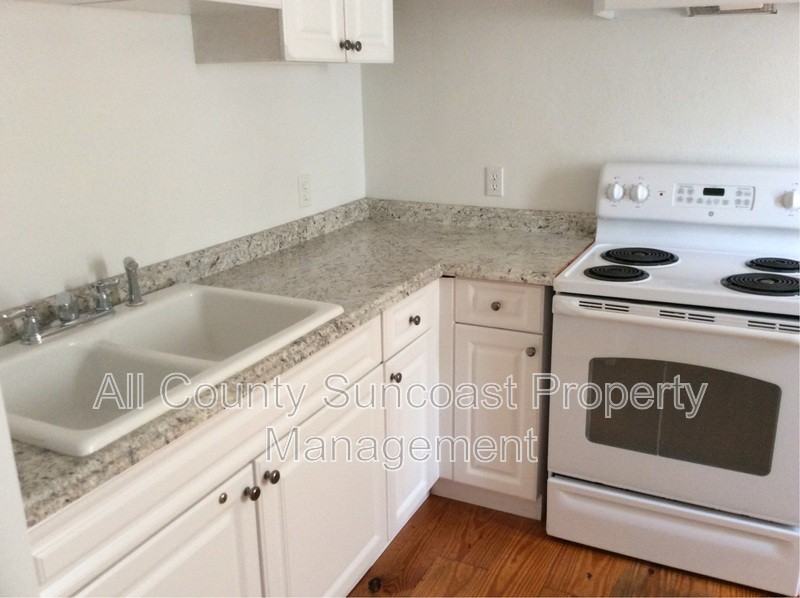 866 53rd Ave N - Photo 3 of 8