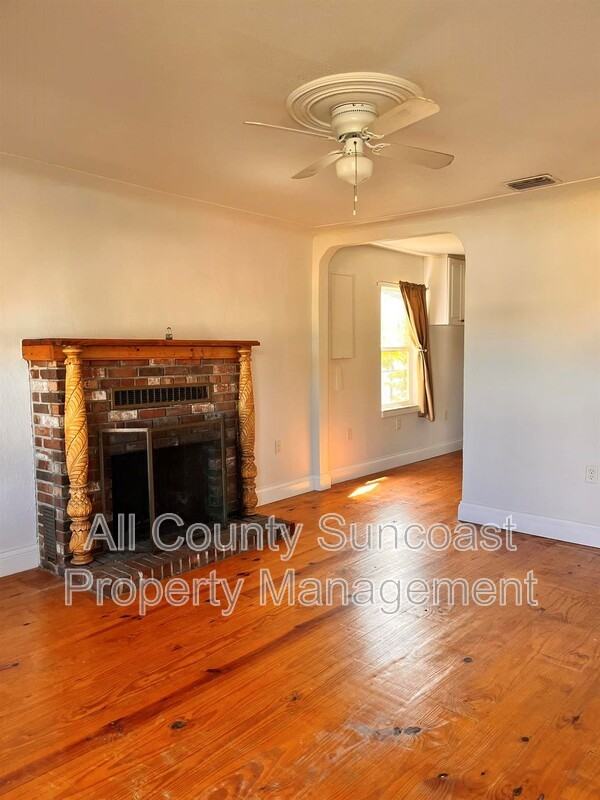 866 53rd Ave N - Photo 5 of 8