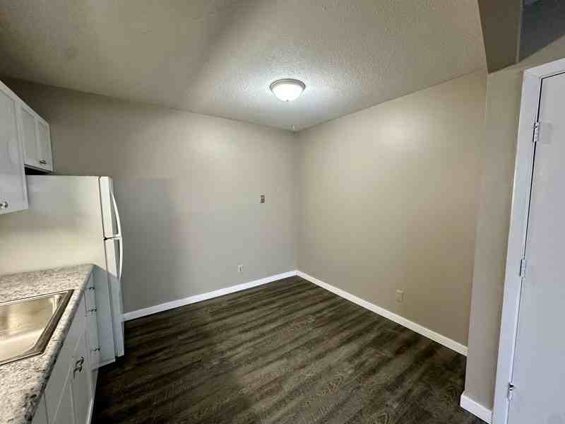 1450 Meadowview Dr #4 - Photo 5 of 12