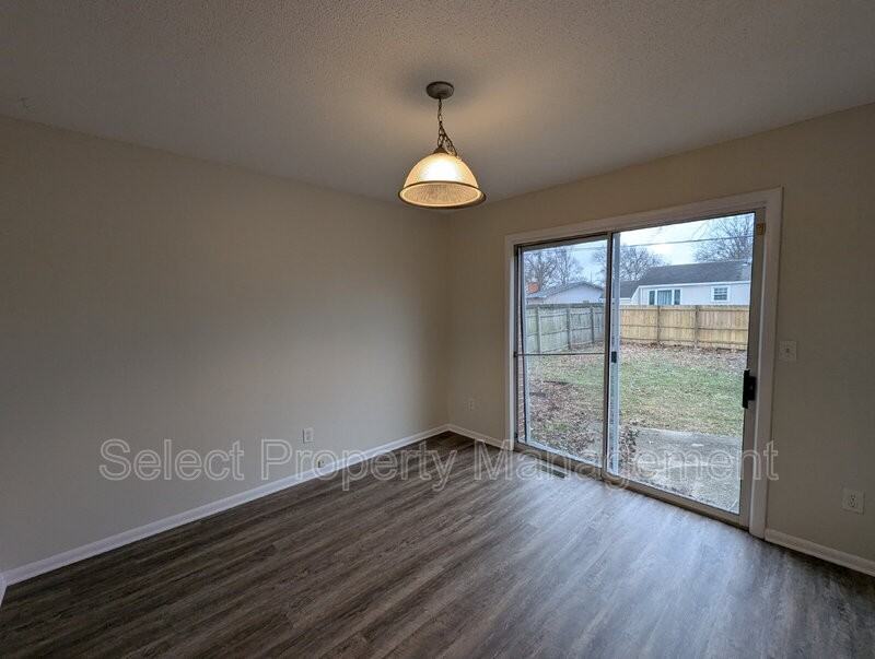 924 E Washington Center Rd - Photo 4 of 32