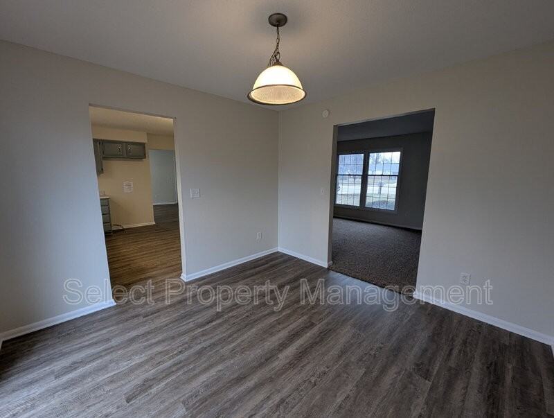 924 E Washington Center Rd - Photo 5 of 32