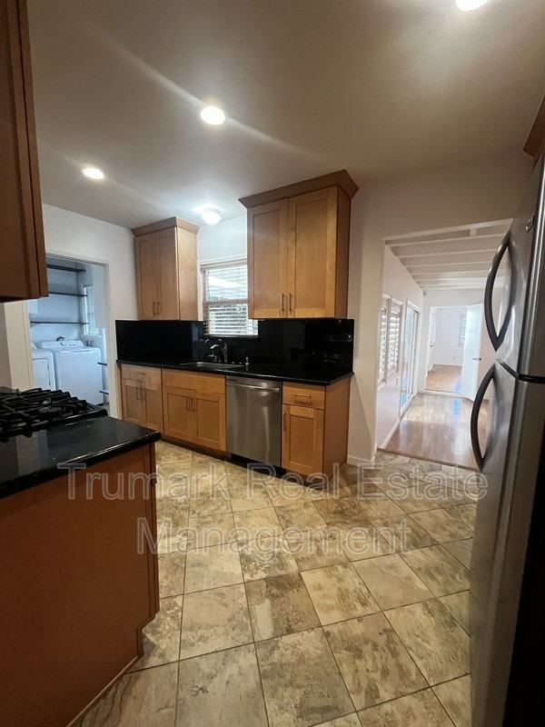 337 S Beachwood Dr - Photo 7 of 24