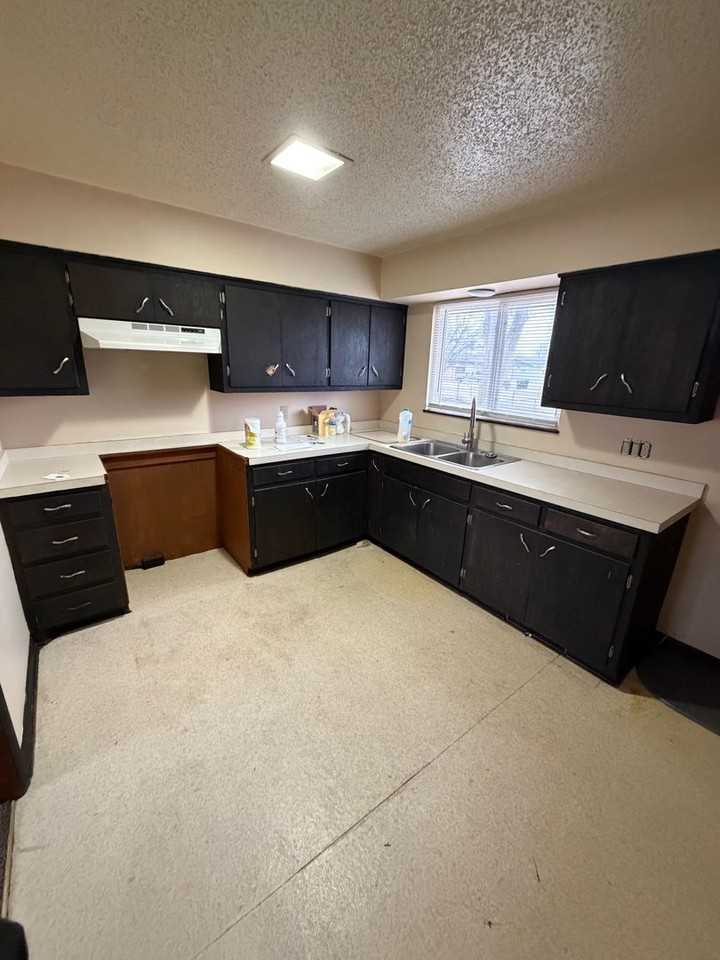 1216 Eisenhower Ave - Photo 3 of 9