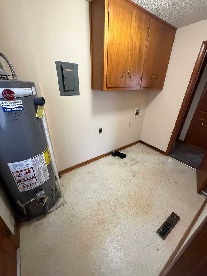 1216 Eisenhower Ave - Photo 4 of 9