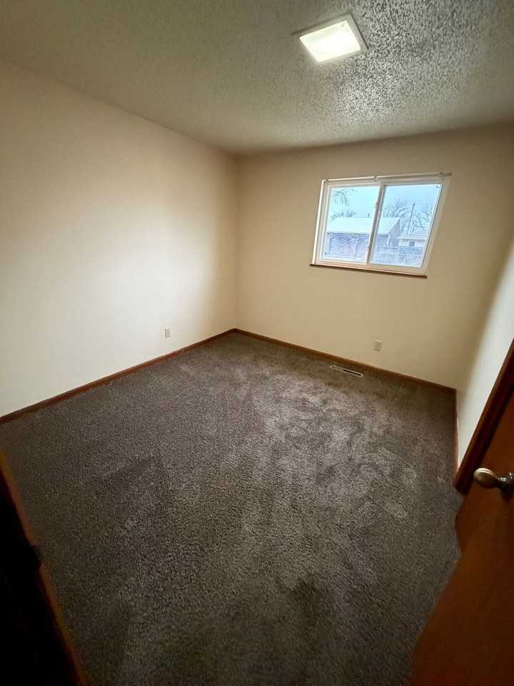 1216 Eisenhower Ave - Photo 5 of 9