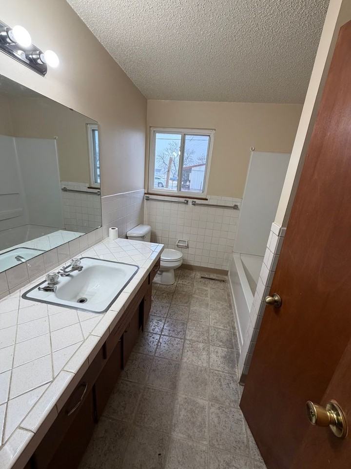 1216 Eisenhower Ave - Photo 6 of 9