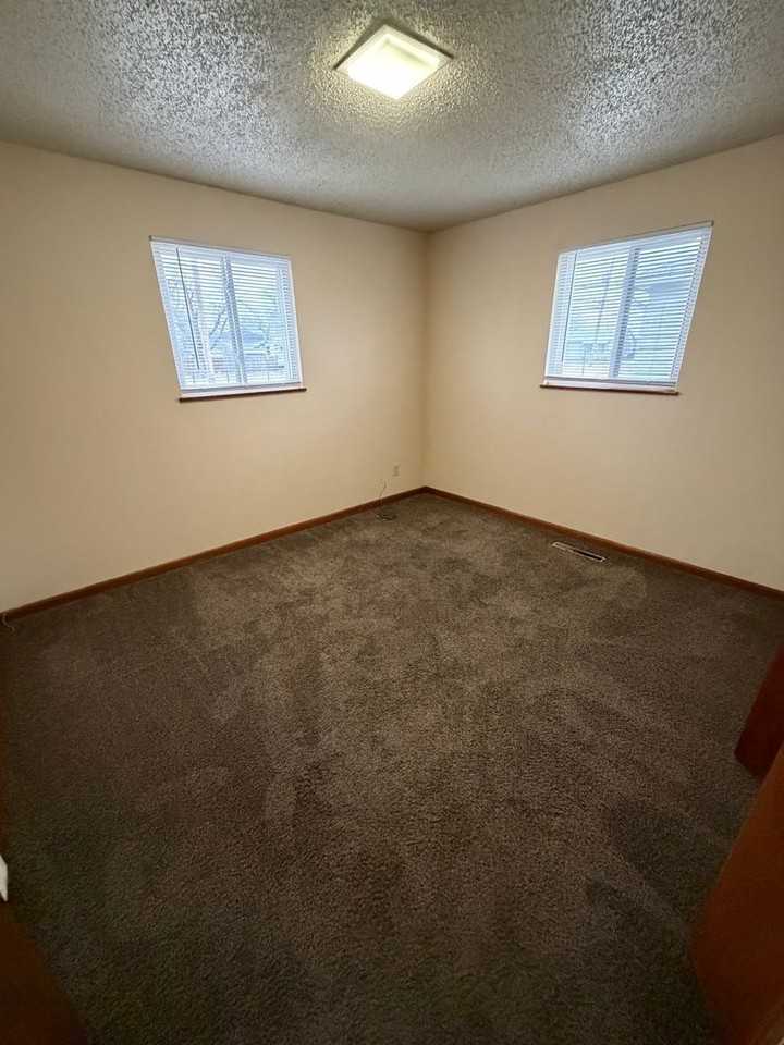 1216 Eisenhower Ave - Photo 7 of 9