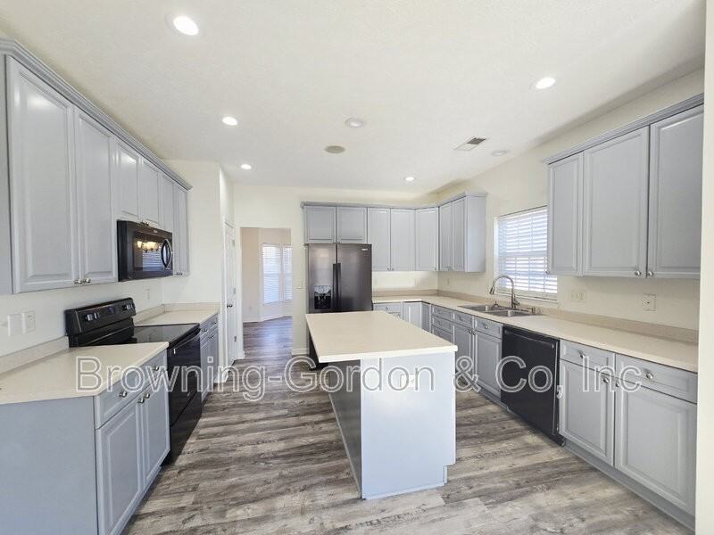 1657 Comanche Run - Photo 2 of 17