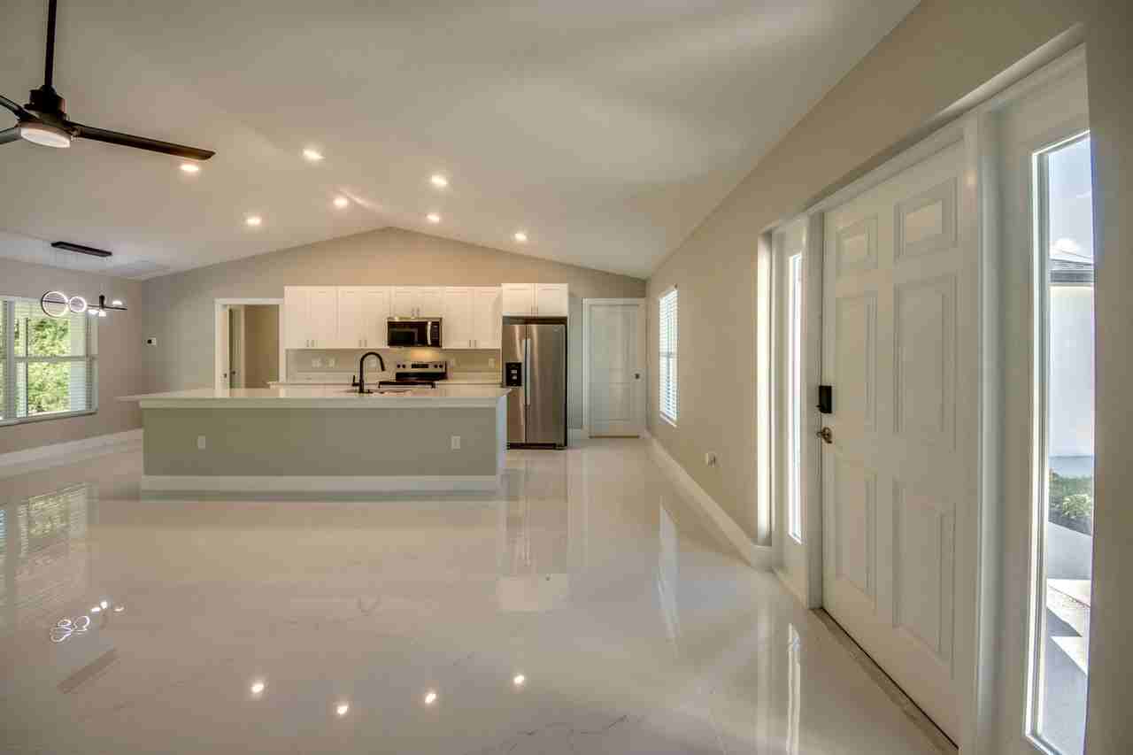 3433 Ne 11th Pl - Photo 2 of 20