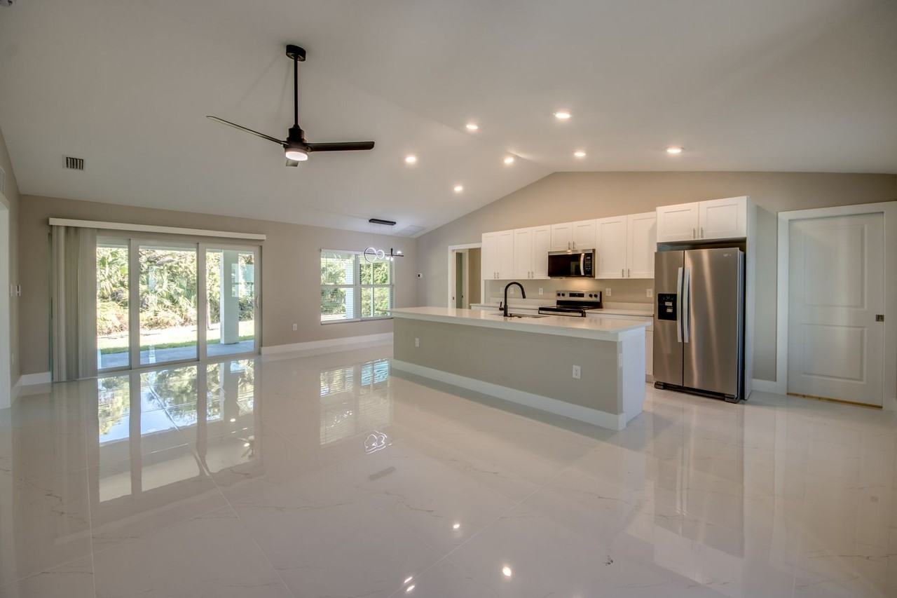 3433 Ne 11th Pl - Photo 3 of 20