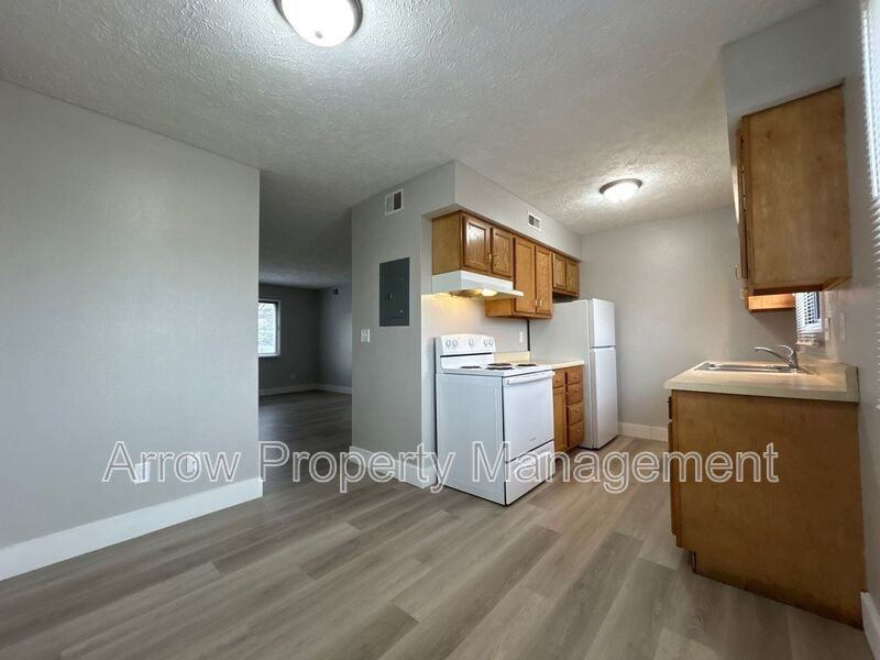 2481 E Pkwy #13 - Photo 2 of 10