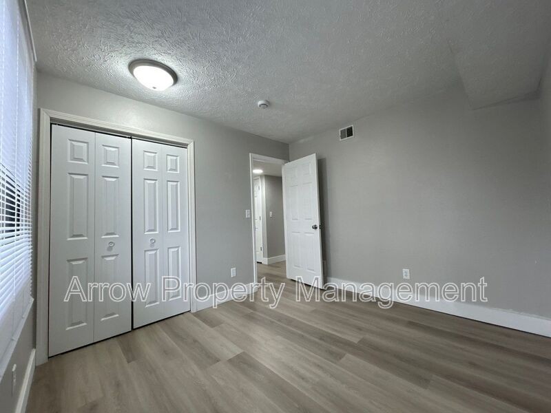 2481 E Pkwy #13 - Photo 7 of 10