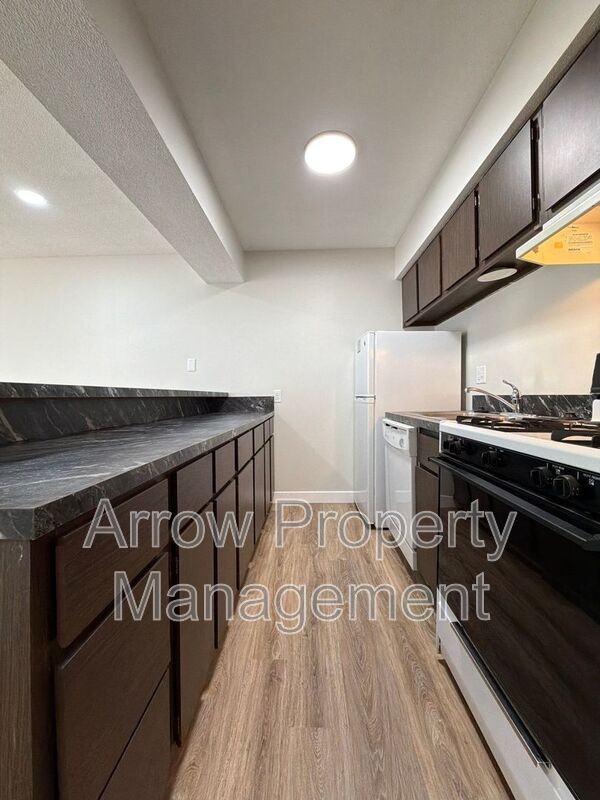 649 S 18th St - Photo 4 of 9