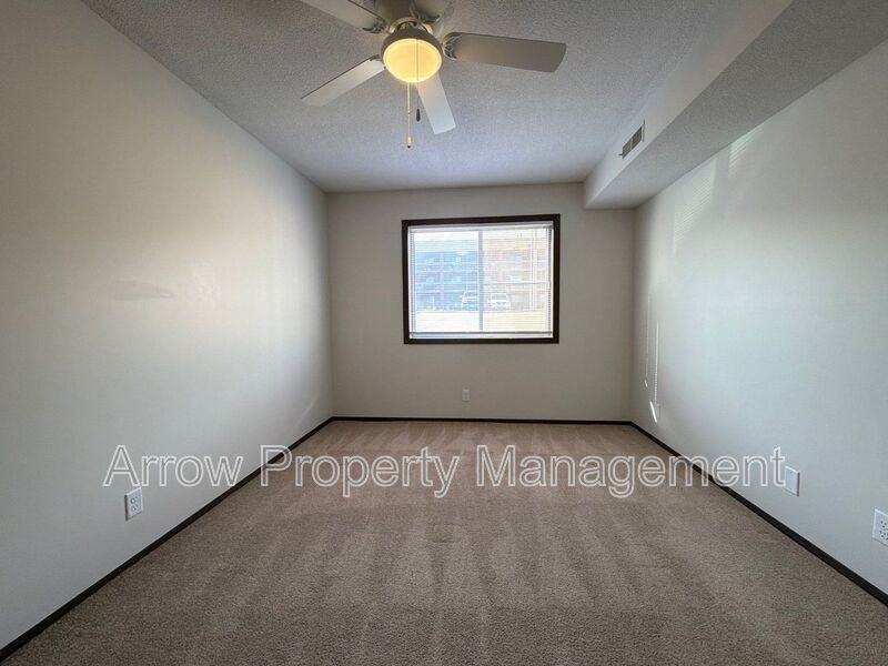 649 S 18th St - Photo 6 of 9