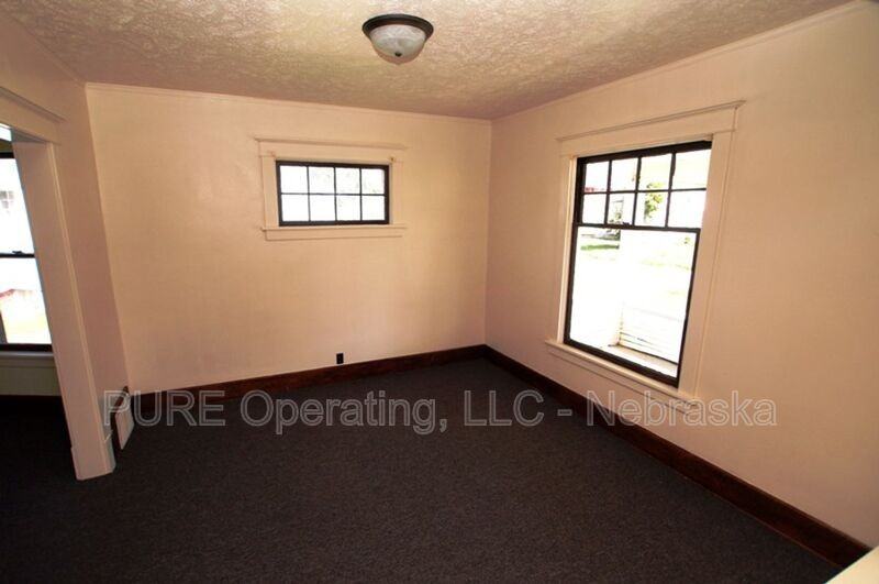 1474 Spencer St - Photo 5 of 35