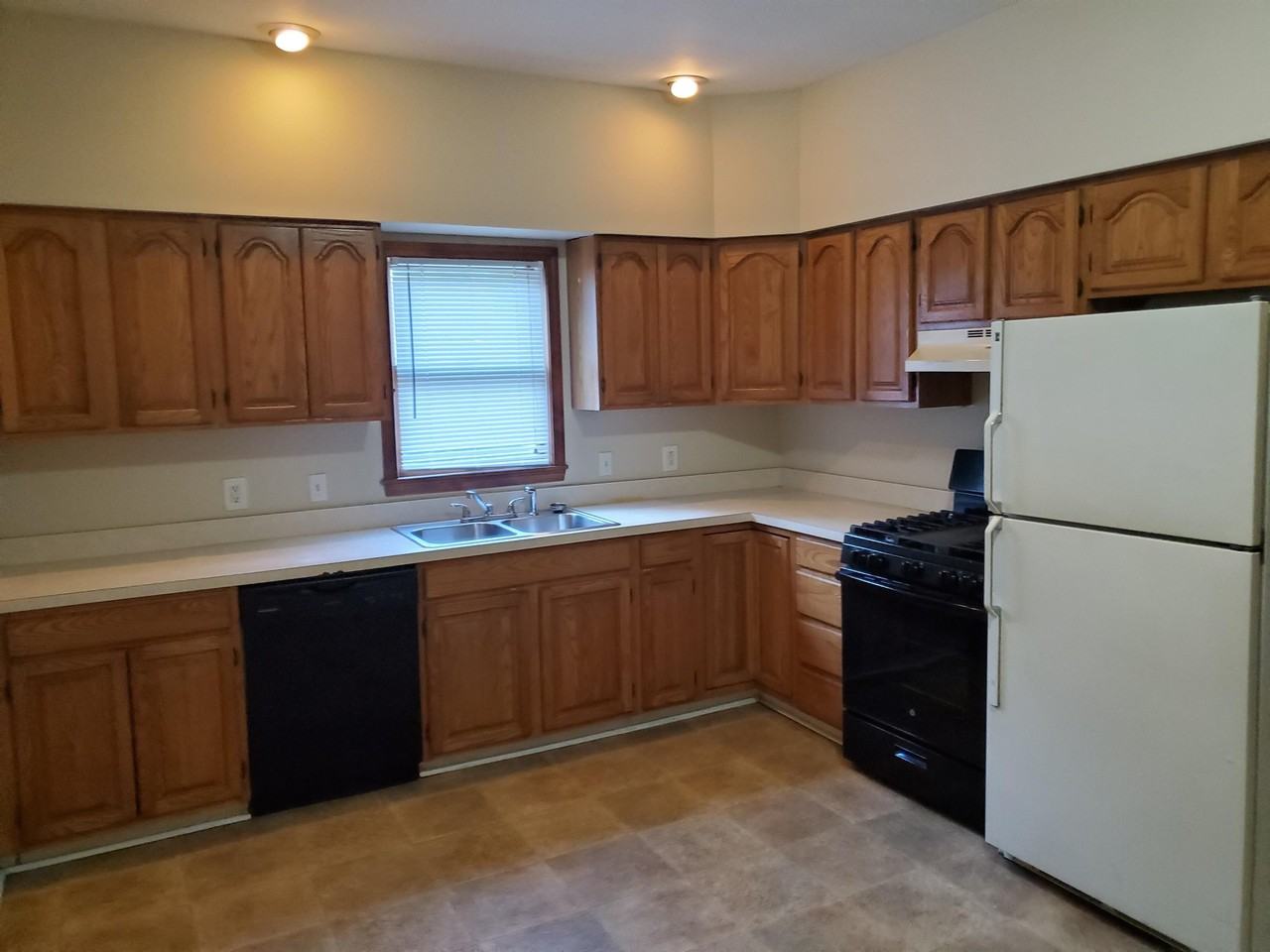 124 N. Summit St. - Photo 3 of 28