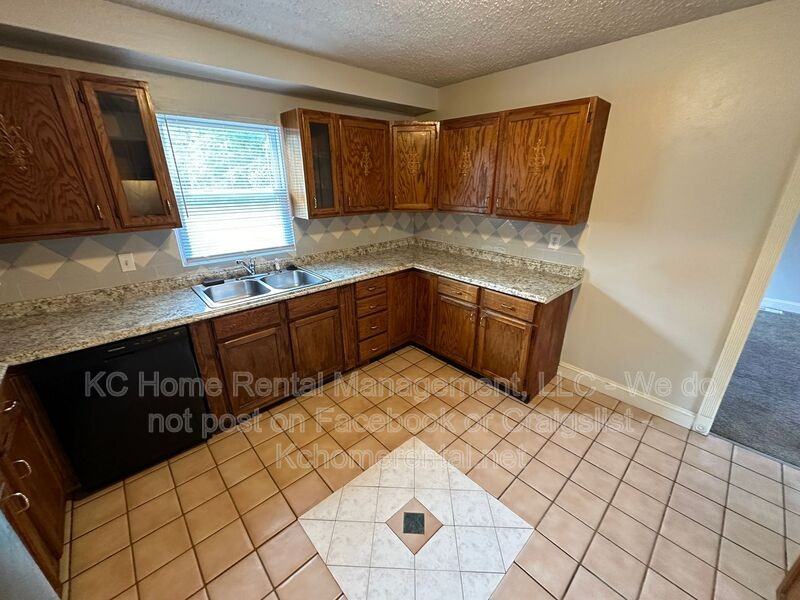 10700 E 28th Ter S - Photo 7 of 45