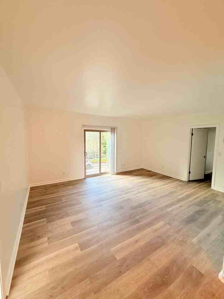 2126 Castillo - Photo 2 of 8