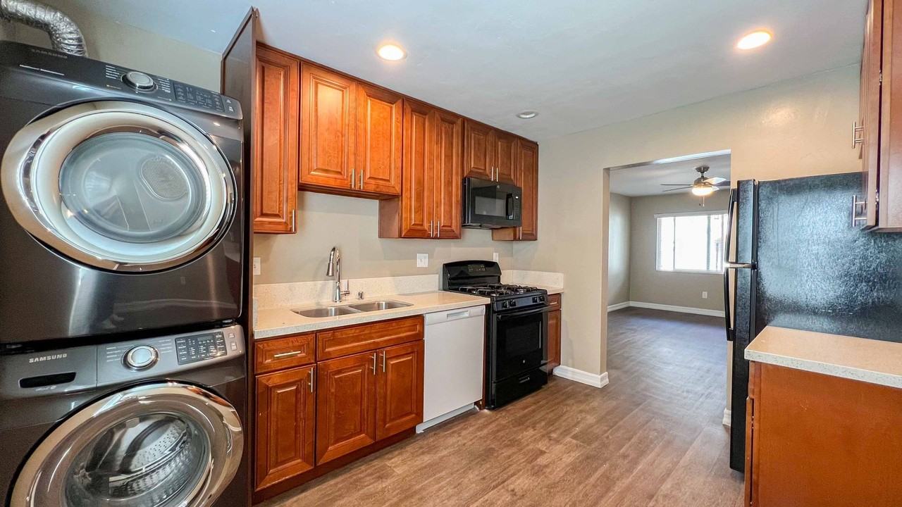 CG - Euclid Apartments - Photo 5 of 32