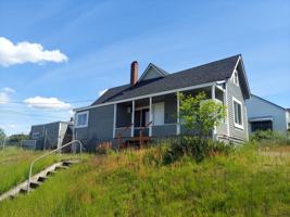 featured image of 702 E Division Ln