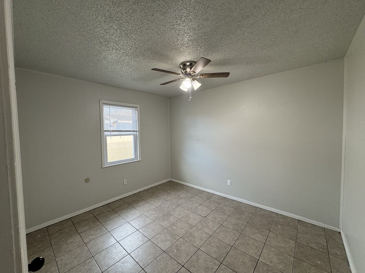 121 Julie Dr - Photo 5 of 11