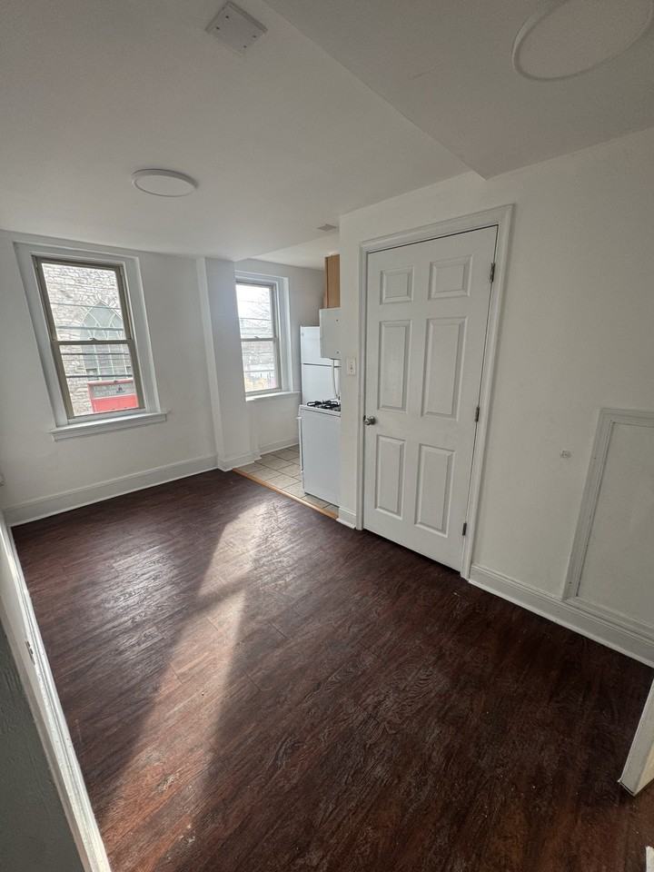 231-33 West Coulter Street - Photo 3 of 9