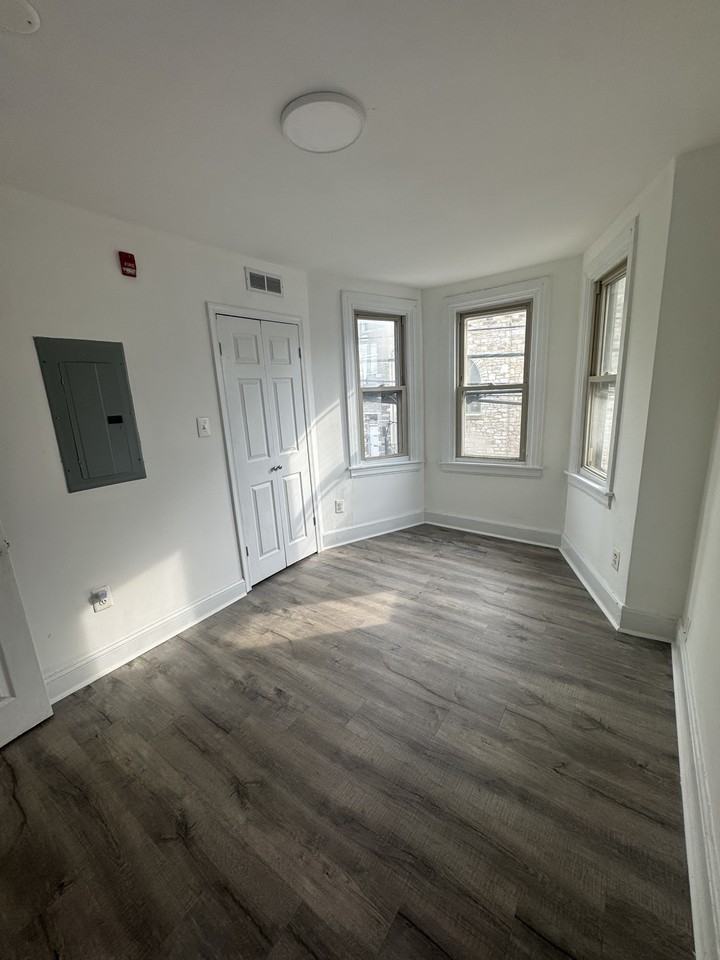 231-33 West Coulter Street - Photo 7 of 9