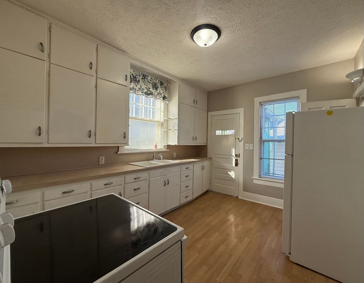 140 Lincoln Ave - Photo 5 of 16