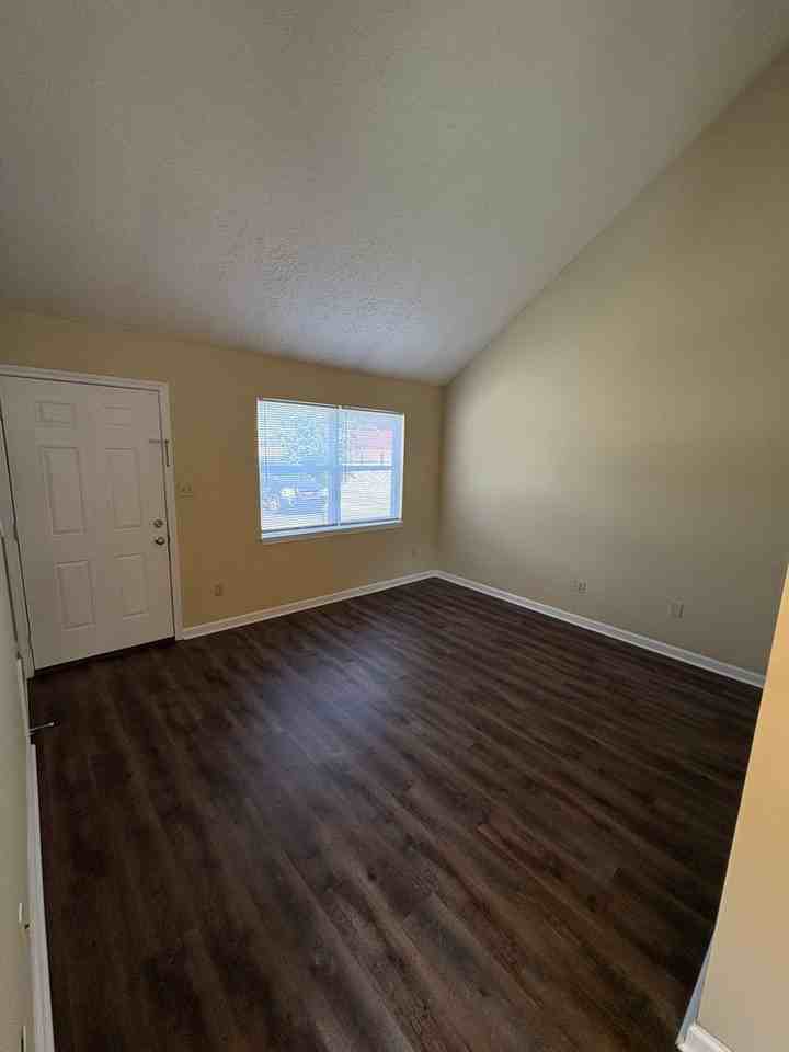 Foxwood Manor - Photo 4 of 18